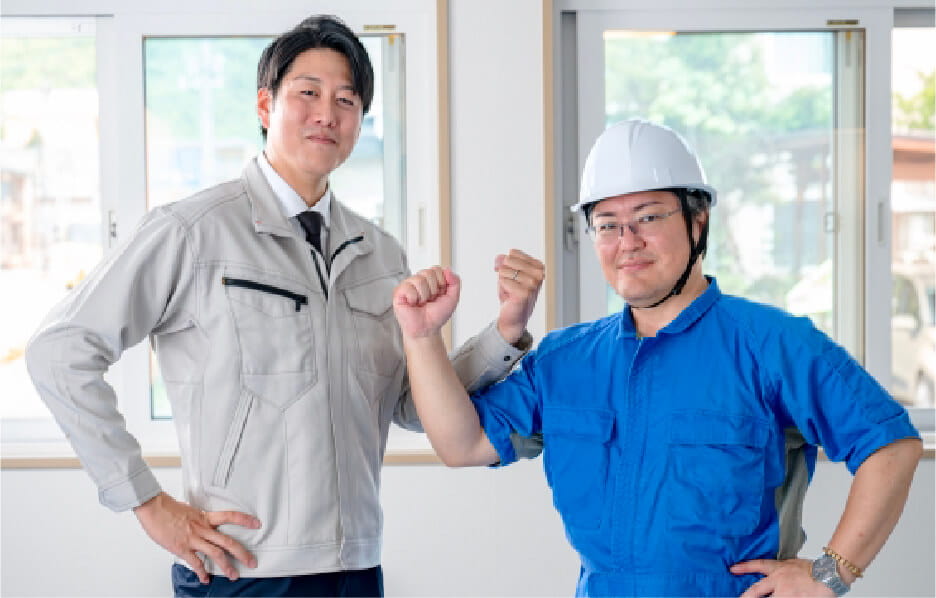 現場で笑顔を見せる作業員たちの写真