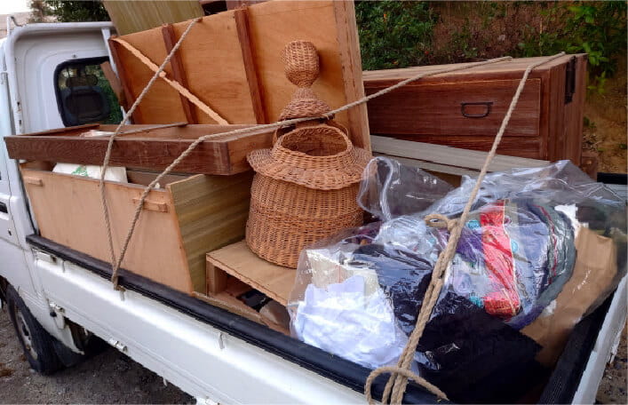 不用品を載せた軽トラックの荷台