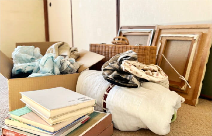 本や衣類を整理中の遺品整理の様子