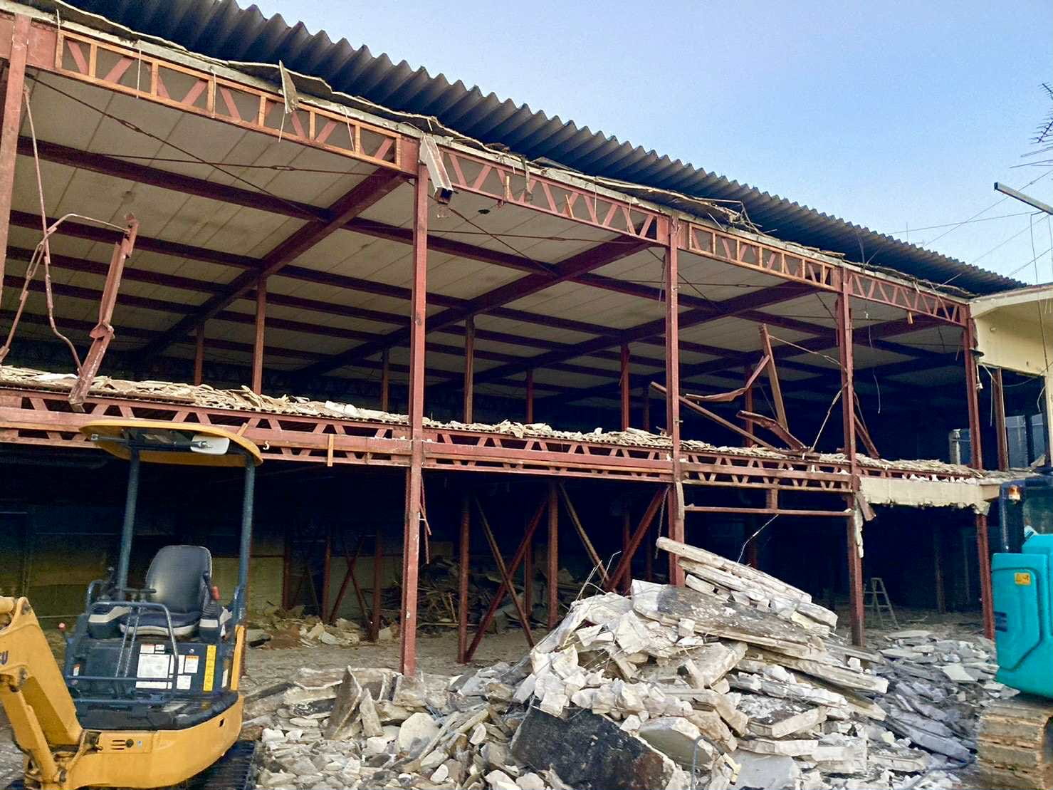 鉄骨住宅の解体工事をしている様子