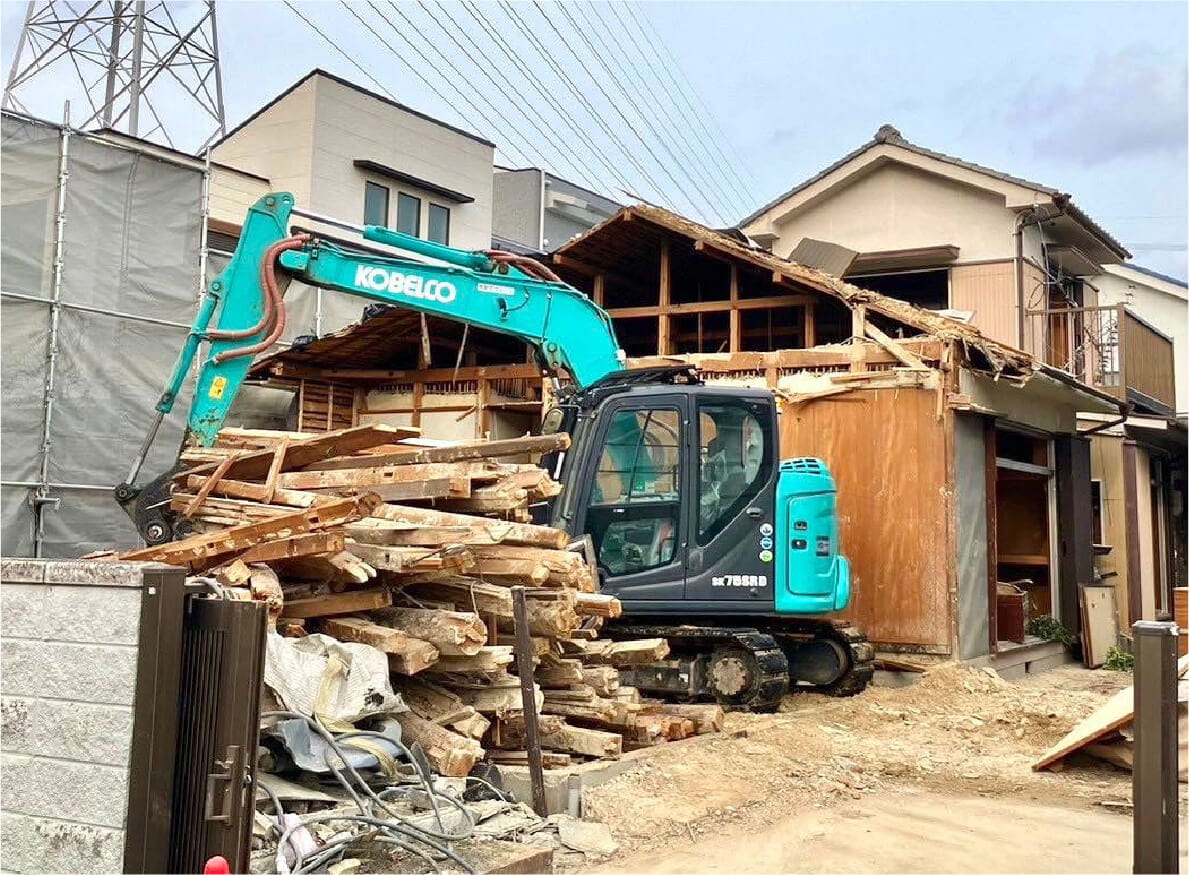 解体工事中の木造住宅と重機の様子