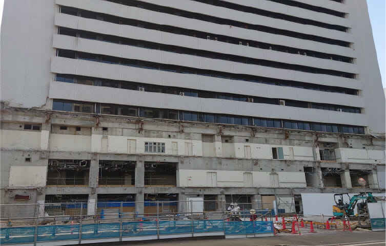 大型建物の部分解体工事現場の様子