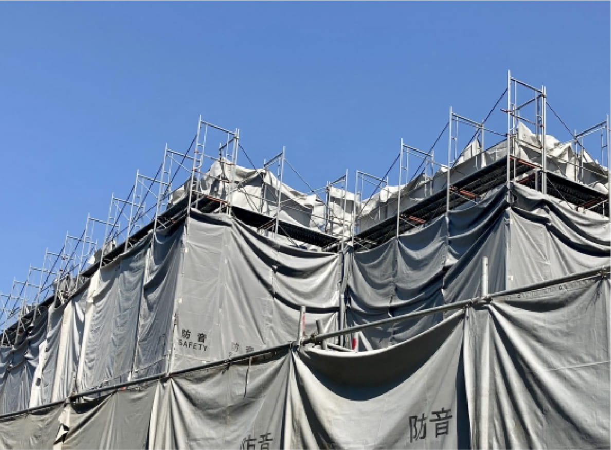 防音対策が施された解体現場の建物