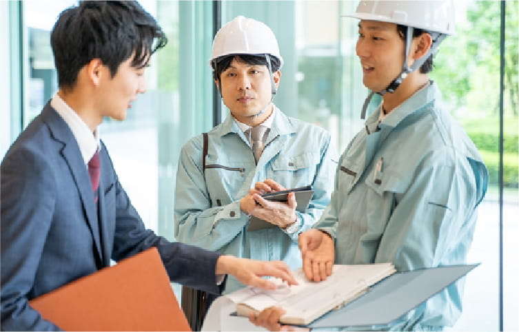 安全確認を行う作業スタッフの打ち合わせ