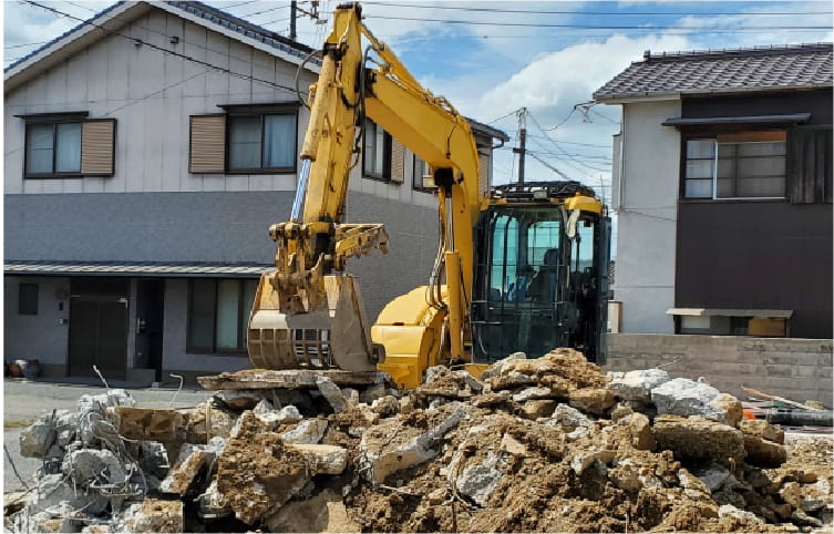 重機を使用して解体工事を進める様子
