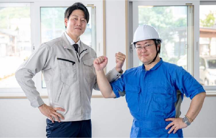 安心して笑顔を見せる作業員たち