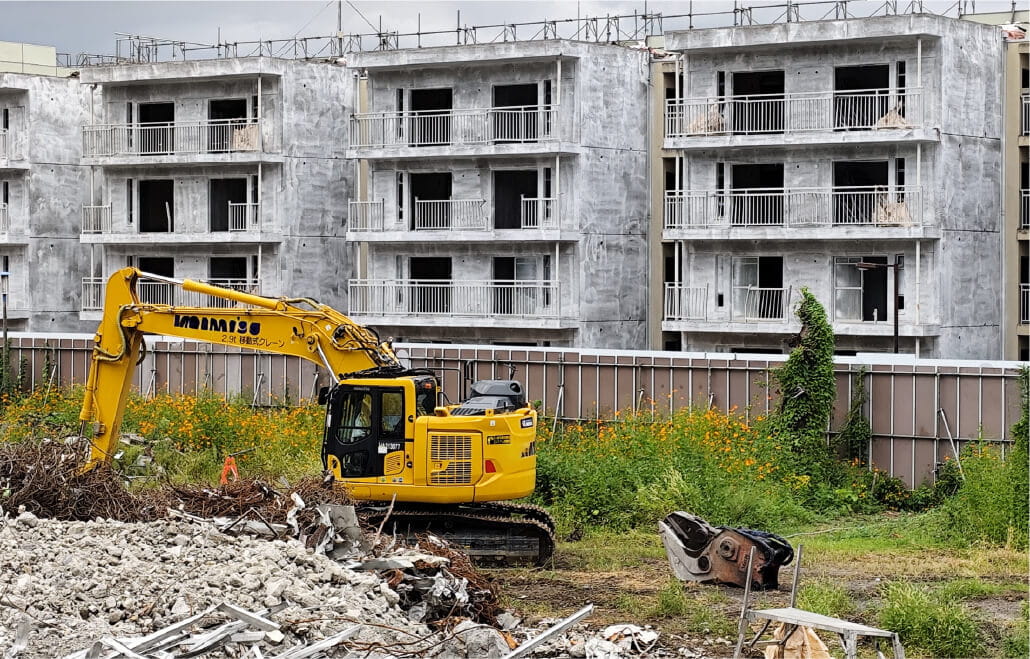 重機が建物解体作業を行っている様子