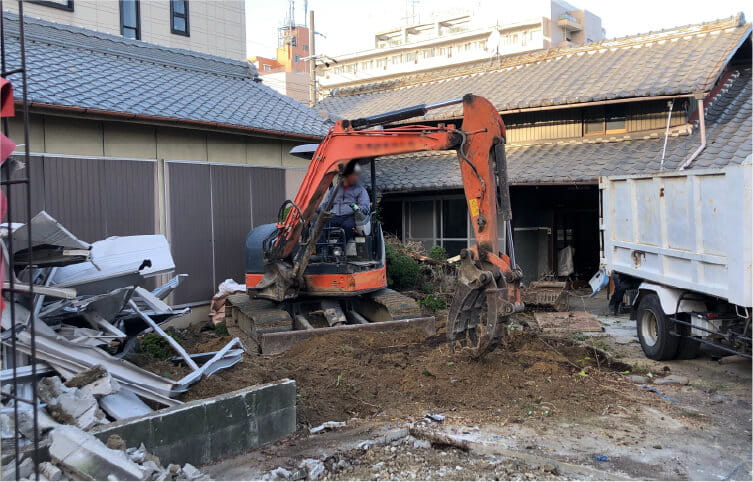 空き地や家屋外構の解体を行っている様子