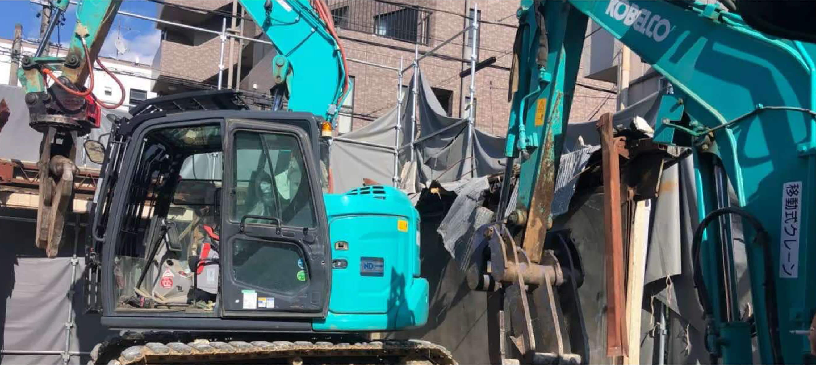 解体工事中の建物と作業中の重機