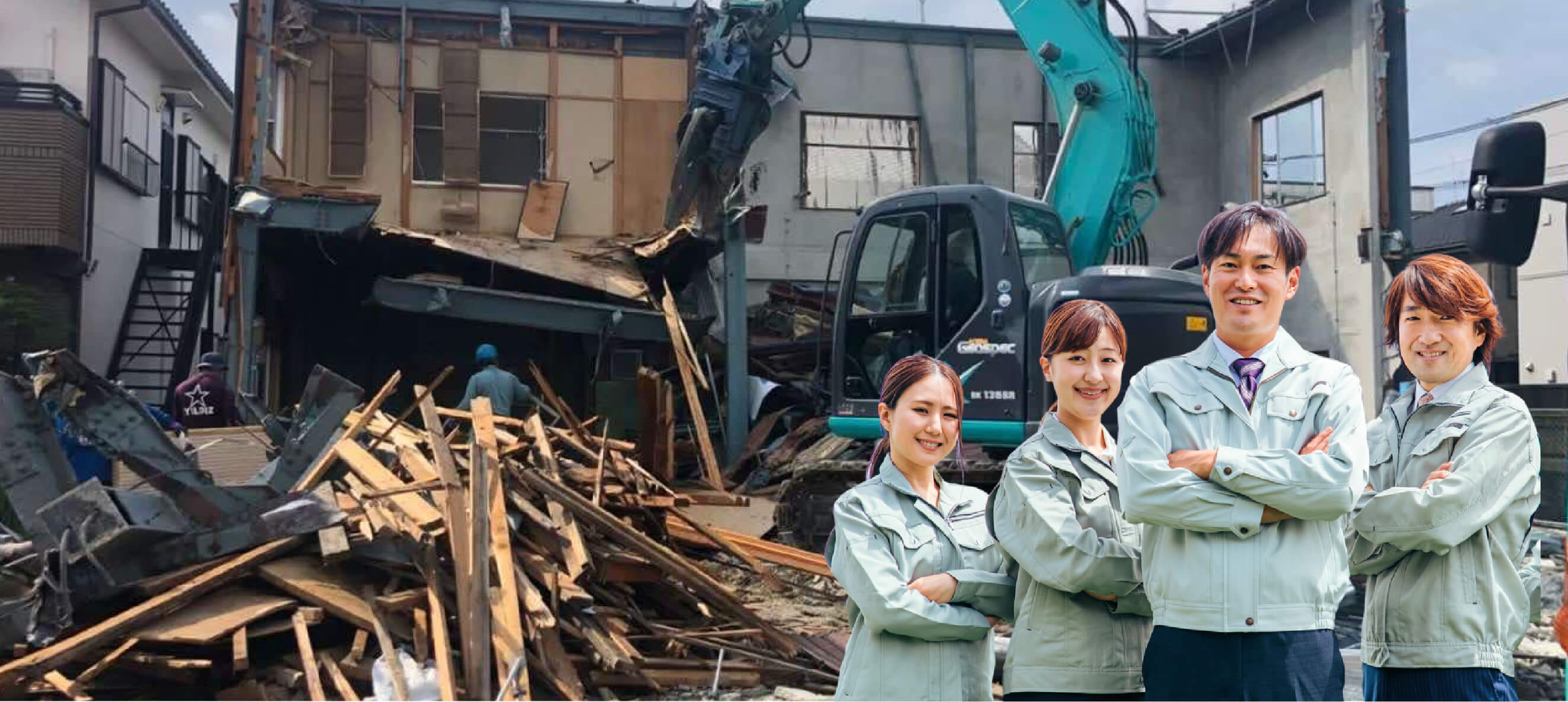 解体工事中の建物と作業中の重機