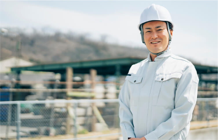 作業服を着たスタッフが安全な現場を案内している様子